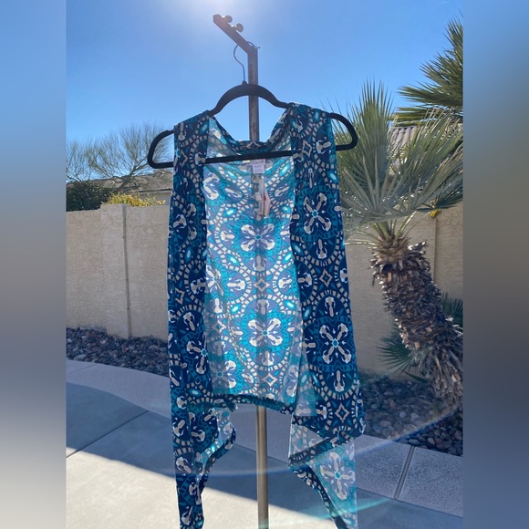 LuLaRoe Tops - ⭐️ 2 in 1 Vest and Scarf Floral Pattern L ⭐️